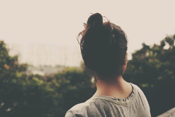 暗い雰囲気で景色を眺めている女性