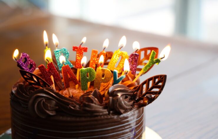 チョコレートの誕生日ケーキとキャンドル