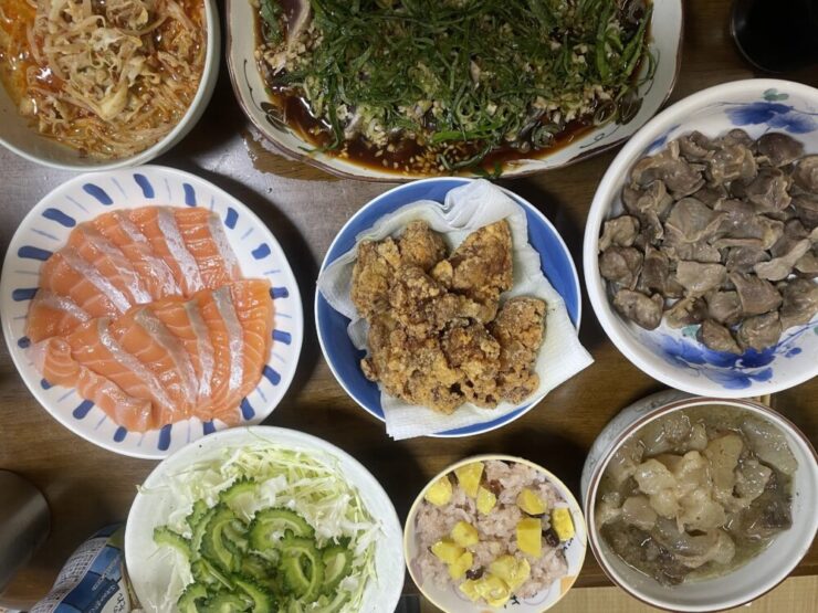 たくさんの大皿料理が並んでいる